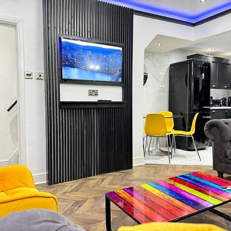 4 Bed 4 Bath House With Free Parking, 5 Mins To Lfc And 15 Mins To City Centre リヴァプール エクステリア 写真