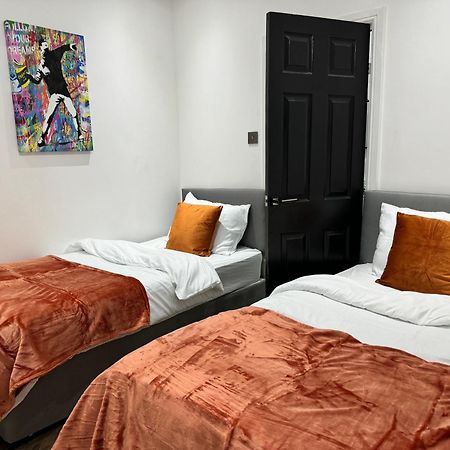 4 Bed 4 Bath House With Free Parking, 5 Mins To Lfc And 15 Mins To City Centre リヴァプール エクステリア 写真