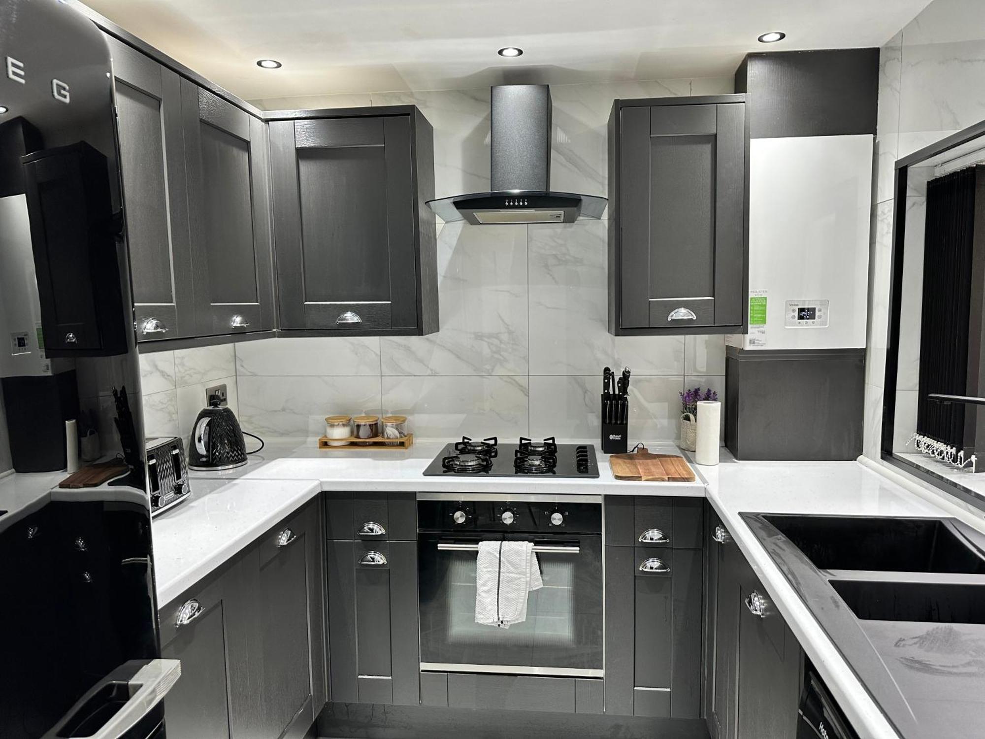 4 Bed 4 Bath House With Free Parking, 5 Mins To Lfc And 15 Mins To City Centre リヴァプール エクステリア 写真
