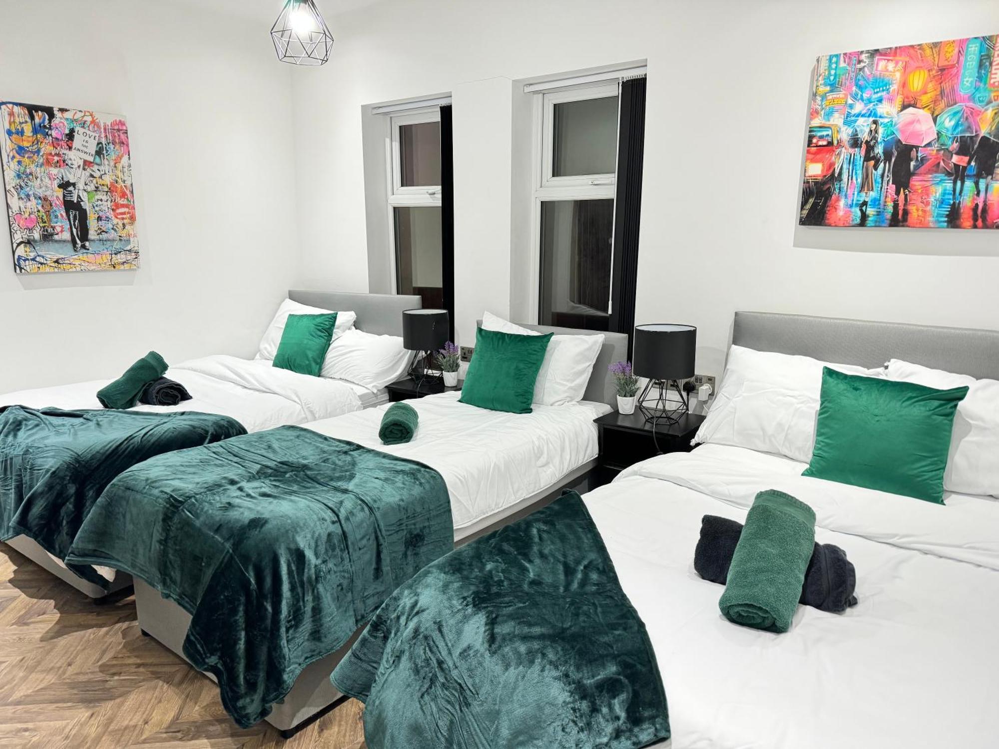 4 Bed 4 Bath House With Free Parking, 5 Mins To Lfc And 15 Mins To City Centre リヴァプール エクステリア 写真