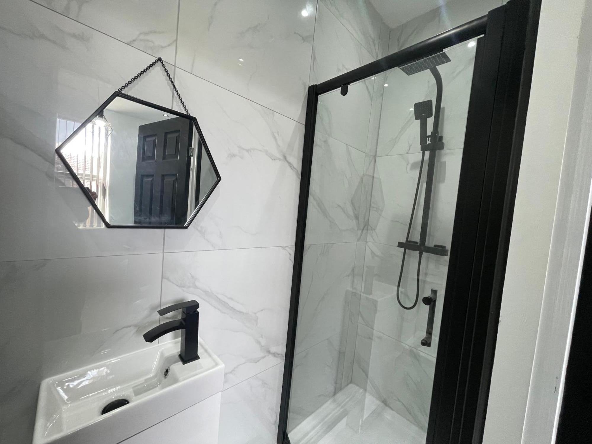 4 Bed 4 Bath House With Free Parking, 5 Mins To Lfc And 15 Mins To City Centre リヴァプール エクステリア 写真